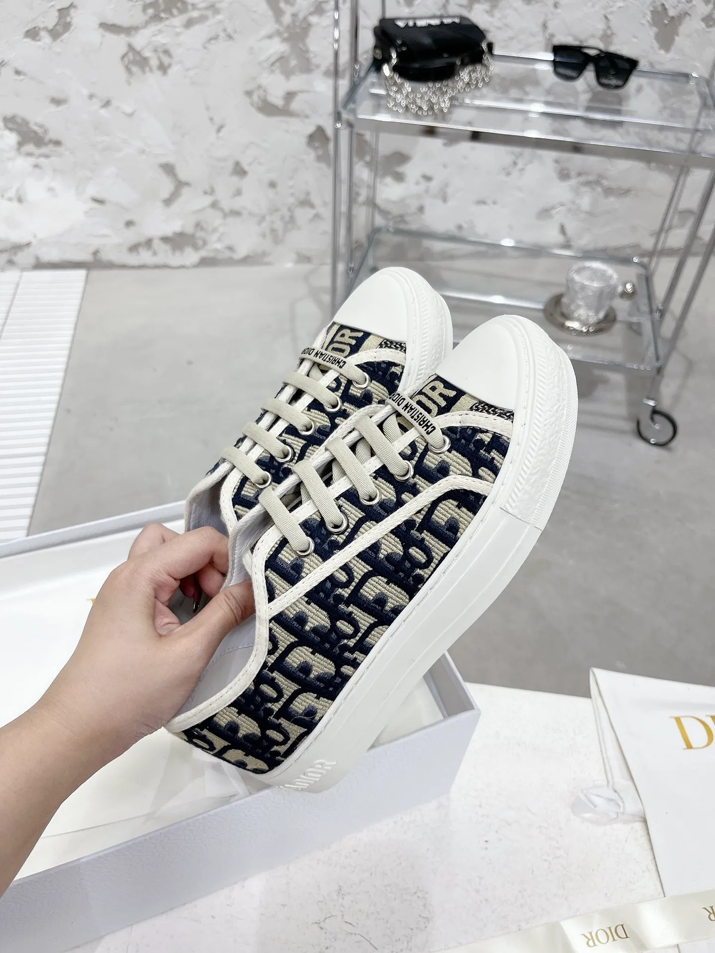 👟👟Ex-factory price 480👟👟 WALK N DIOR embroidered canvas shoes, flat casual shoes, Valentine's Day limited sneaker series, 100% cotton silk double-sided three-dimensional embroidery, hot sale in authentic stores, Ins star internet celebrity concave style show.  All materials of this shoe are original molds, right down to the hardware, laces, outsole, 👟👟 ex-factory price U mid-pad... The upper fabric is made of double-sided pure cotton silk three-dimensional electric embroidery. Each style looks colorful, but it does not make it difficult to match clothes. The entire series is like a piece of handicraft, unique!  ▪️Inner lining: full-grain mixed sheep silk sheepskin ▪️Foot pads: imported cowhide of the same color, comfortable to the feet ▪️My last style is exactly the same as Z👟👟 ex-factory price, welcome to compare. My color matching is complete, and the counter has a full set of packaging. Code number: 35-40 (women's model 41 is custom-made and cannot be returned or exchanged)